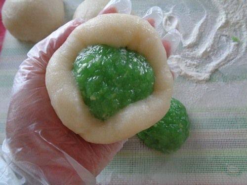 Chia bột bánh dẻo ra từng phần (tùy theo loại khuôn bạn làm), viên tròn lại. Ấn các viên vỏ bột bánh dẹt xuống, cho nhân vào vo tròn.