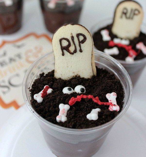 Cách làm pudding nghĩa địa rùng rợn cho tiệc Halloween