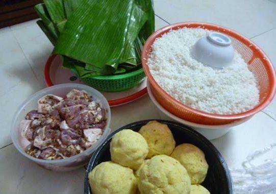 Những nguyên liệu để thực hiện cách gói bánh chưng bằng lá chuối đều rất quen thuộc với người Việt.