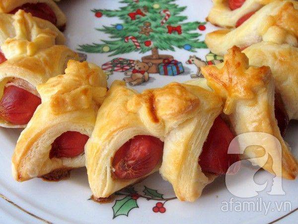 Làm bánh xúc xích cho Giáng sinh thêm ấm áp