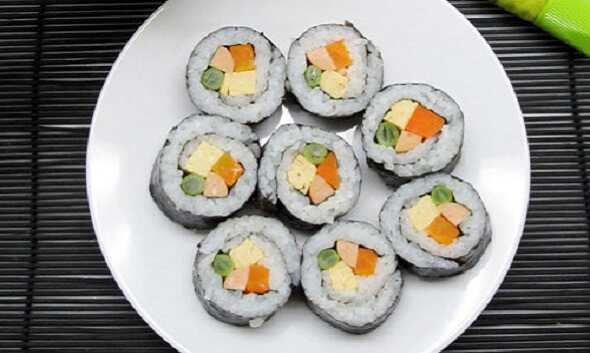 Cách làm cơm cuộn sushi đơn giản mà tuyệt ngon