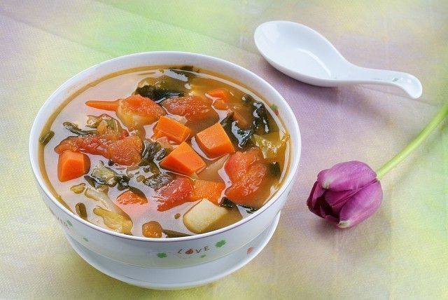 Món chay : Soup rong biển nấu rau cải .
