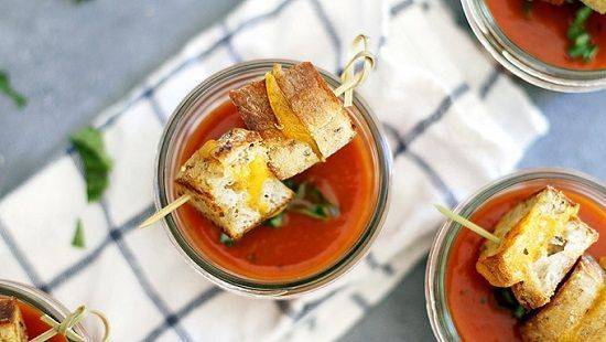 Cách làm xiên bánh mì phô mai nướng mini với súp cà chua