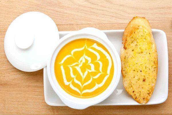 Công thức cho món súp bí đỏ kem tươi kèm bánh mỳ bơ tỏi