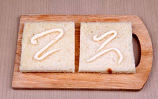 Bánh mì sandwich kẹp ba tầng cho bữa sáng thêm bổ dưỡng
