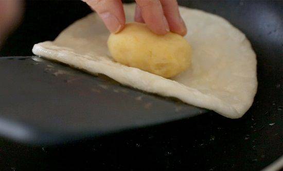 Cách làm bánh gạo chiên nhân đậu xanh mới lạ cực ngon