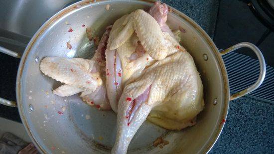 Cách làm món gà hấp sả cho bữa cơm cuối tuần ấm cúng