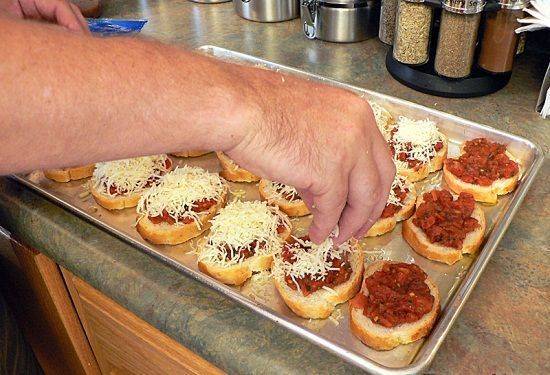 Cách làm pizza bánh mì kiểu Ý siêu ngon
