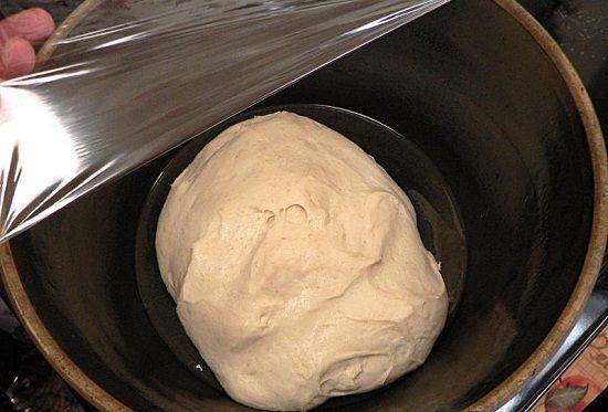 Chờ cho bột tăng gấp đôi thì lấy bột ra để chuẩn bị làm bánh.