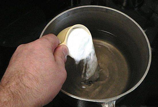 Cho ¼ cup baking soda vào 10 cup nước và đun sôi.