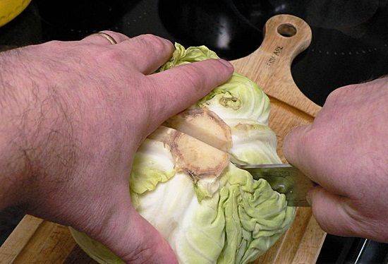 Dùng dao bổ bắp cải ra, cắt theo sống giữa của cây bắp cải. Nếu là cả cây thì bạn bổ làm 4 phần.