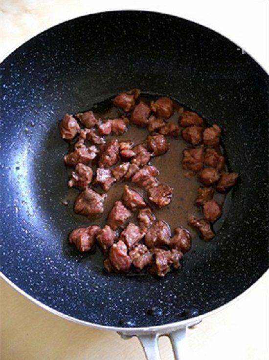 Cách làm món thịt bò xào thanh long lạ miệng