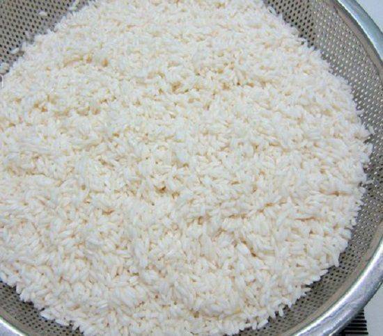 Gạo nếp mua về rửa sạch, để ráo không cần ngâm gạo qua đêm