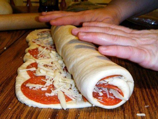 Cách làm bánh pizza cuộn thơm ngon cực lạ