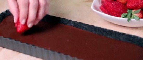 Cách làm bánh chocolate dâu không cần lò nướng