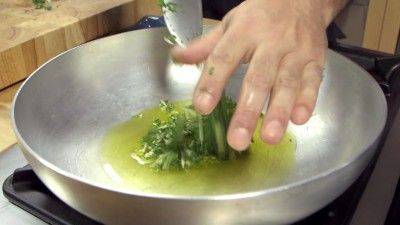 Cách làm ốc biển sốt chua cay ngon tuyệt