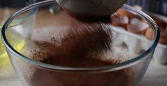 Tự làm bánh cuộn socola mềm thơm tại nhà