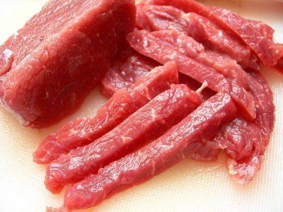 Cách làm thịt bò cuốn lá cải ngon lạ miệng