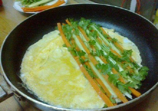Cách làm trứng cuộn rau củ
