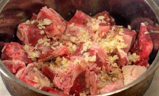 Cách nấu thịt bò sốt vang với dầu gấc