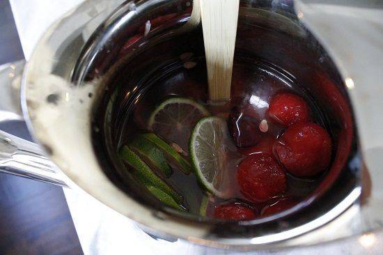 Cách làm Sangria dưa hấu với quả cherry hoàn hảo cho mùa hè