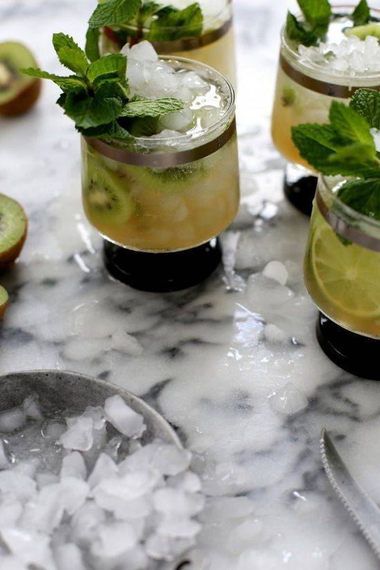 Cách làm cocktail kiwi với lá bạc hà mát lạnh