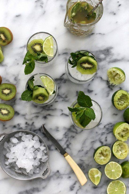 Cách làm cocktail kiwi với lá bạc hà mát lạnh