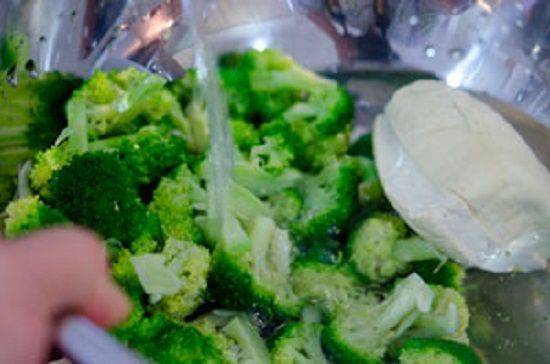 Cách làm salad bông cải xanh đậu phụ thanh mát cho mùa hè