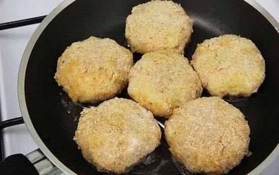 Cách làm bánh cá hồi với khoai tây nghiền
