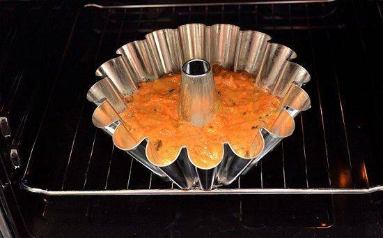 Cách làm bánh cà rốt nho khô lượn sóng hấp dẫn cho ngày lạnh
