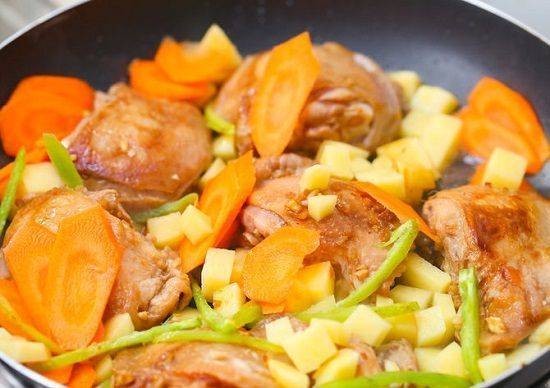 Cách làm món thịt gà hầm rau củ của Philippin