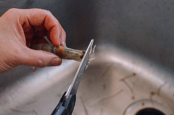 Cách làm tôm luộc chấm nước tương đơn giản mà ngon