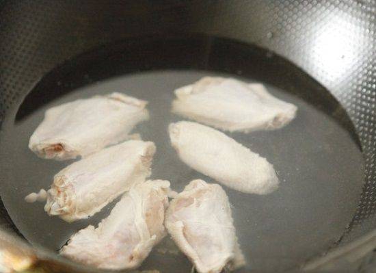 Cách làm món cánh gà om hạt dẻ bùi thơm hấp dẫn