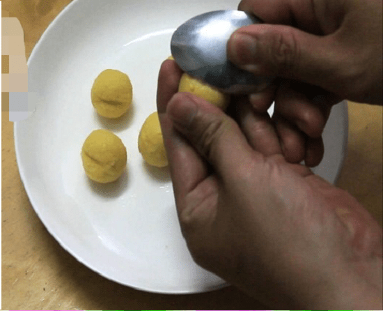 Cách làm món bánh đậu xanh hình quả cherry độc đáo