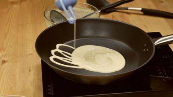 Công thức làm pancake cuộn xúc xích bò năm ngon miễn chê