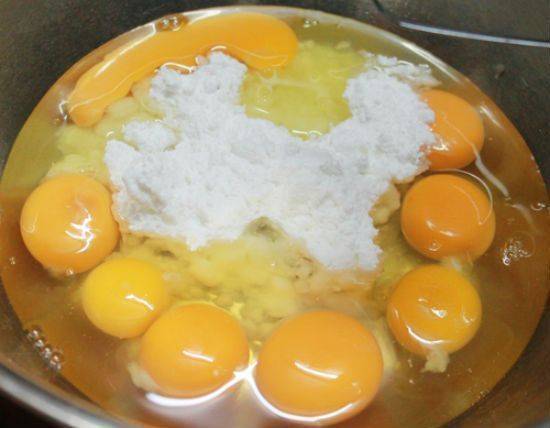 Cùng học cách làm bánh bông lan trứng muối thật ngon