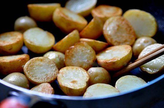 Cách làm khoai tây hấp thính bùi ngậy ăn chơi