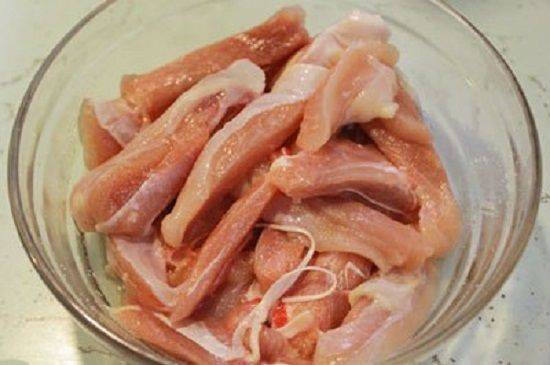Thịt gà rửa sạch để ráo nước. Lọc thịt rút xương , thái miếng vừa miệng ăn