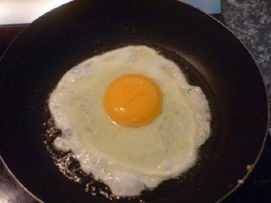 Rán trứng. Đặt một chảo dầu lên bếp sao cho nóng rồi bắt đầu rán trứng
