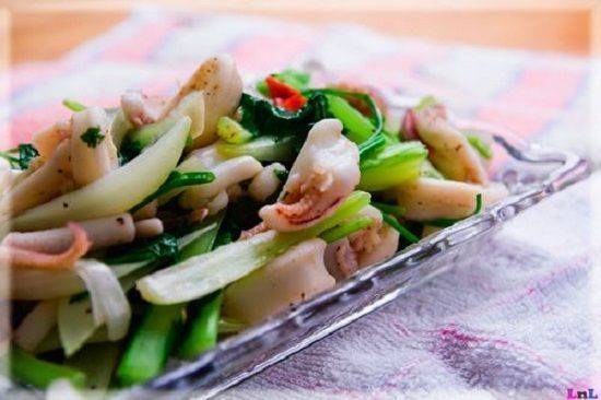 Món mực xào hành tây là một món ăn điển hình trong mâm cỗ của mọi gia đình Việt. Thế nhưng, không phải ai cũng có thể biết cách chế biến món mực xào hành tây sao cho đúng vị, ngon miệng