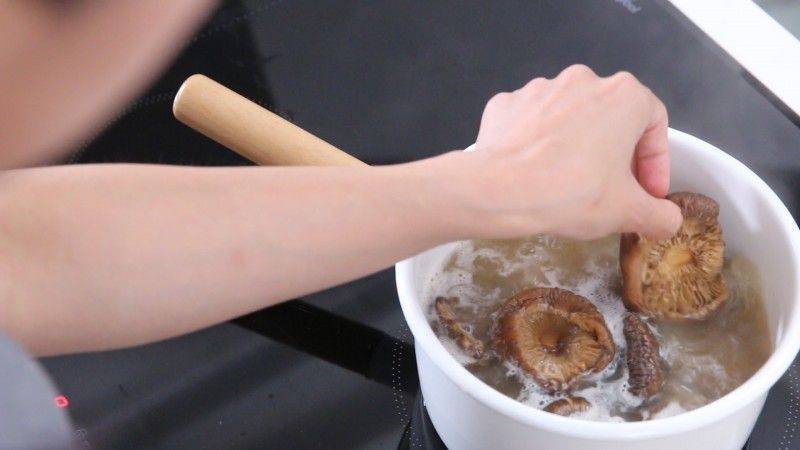 Cách làm nấm nhồi tôm với dăm bông xông khói Trung Hoa