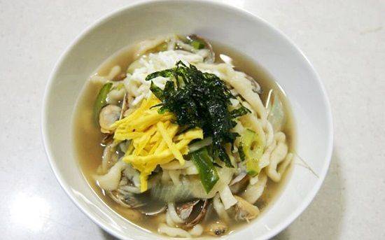Cách làm phở Hàn Quốc với súp nghêu ngon tuyệt