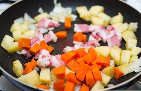 Cách nấu canh khoai tây thịt heo thơm ngon