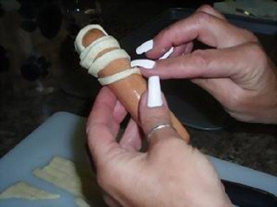 Cách làm bánh mỳ xác ướp Ai Cập cho bữa tiệc Halloween