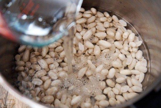 Bạn cho đậu phộng vào trong nồi áp suất và thêm nước vào.