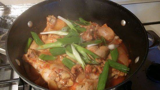 Cách làm món thịt gà om cay của Hàn Quốc