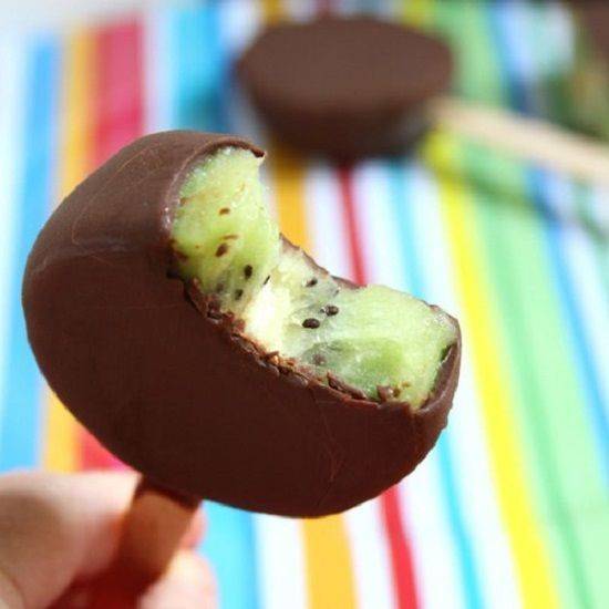 Cách làm kem kiwi bọc socola ngọt mát cho mùa hè