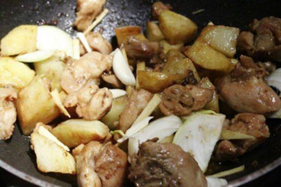 Cách nấu khoai tây xào thịt gà ngon miễn chê