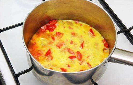 Cách làm canh trứng cà chua nóng hổi cho bữa tối