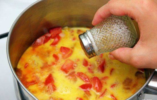 Cách làm canh trứng cà chua nóng hổi cho bữa tối